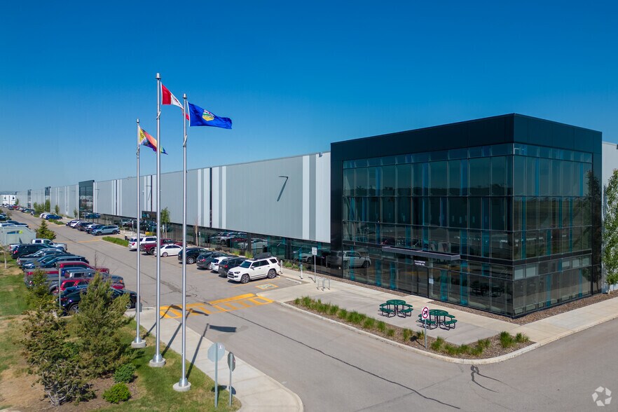 2626 Country Hills Blvd NE, Calgary, AB à louer - Photo principale – Image 1 sur 5