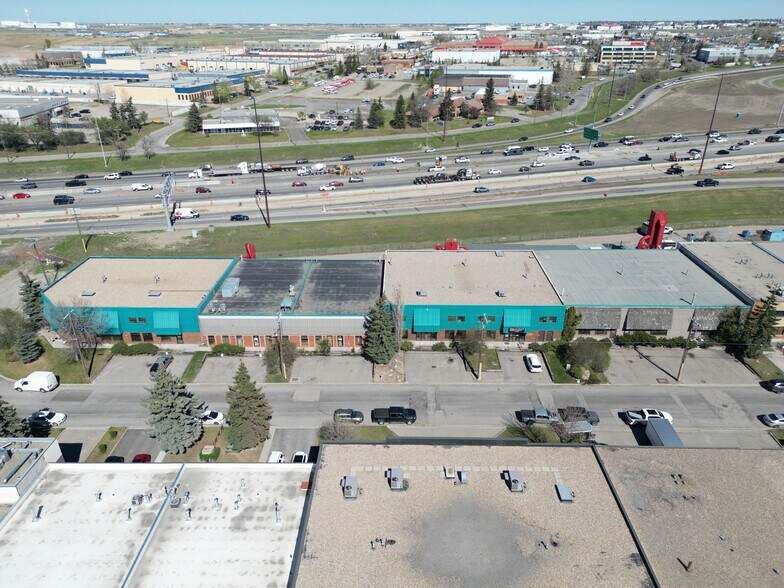 102-124 NE Skyline Cres, Calgary, AB à louer - Photo de l’immeuble – Image 2 sur 5
