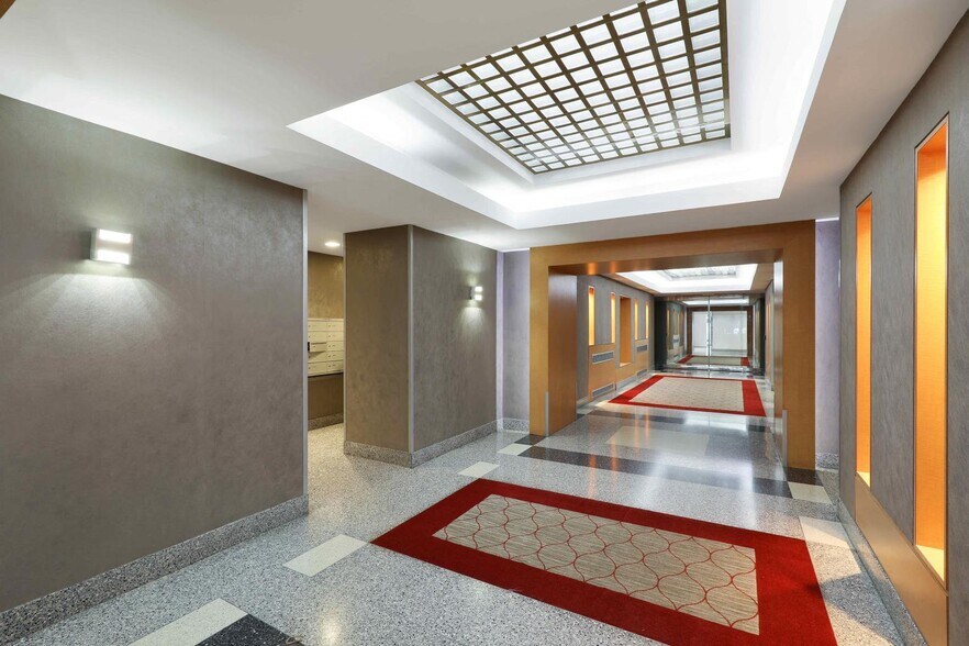 330 W 58th St, New York, NY à louer - Photo de l’immeuble – Image 2 sur 7