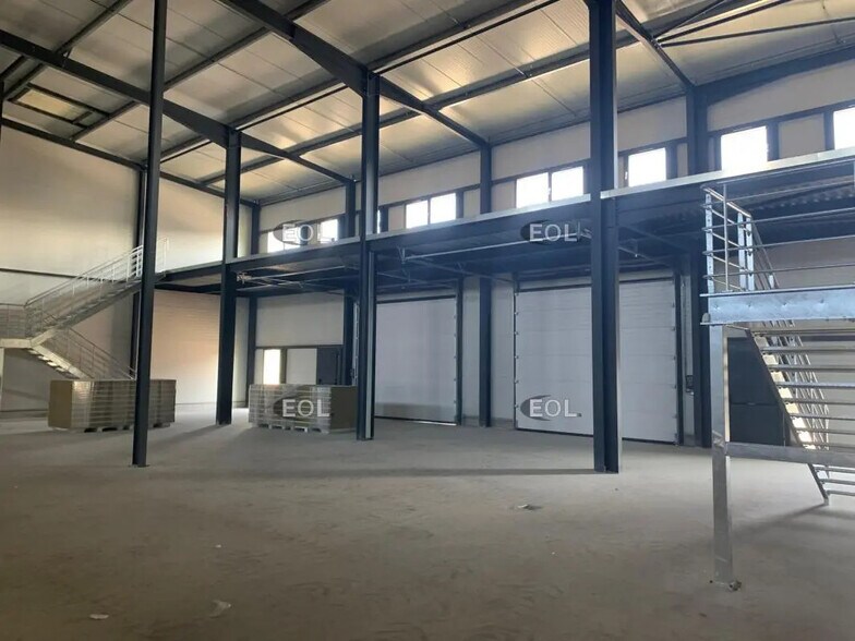 Local d’activités dans Carpentras à louer - Photo de l’immeuble – Image 2 sur 3