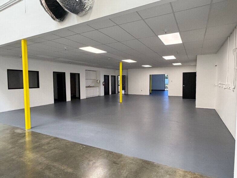 24922 Anza Dr, Valencia, CA à louer - Photo de l’immeuble – Image 3 sur 7