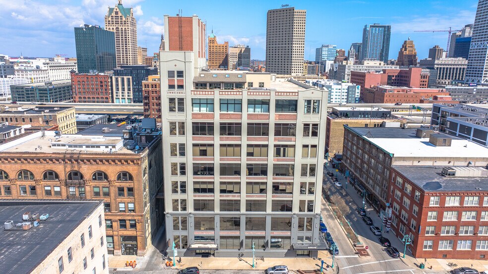 320 E Buffalo St, Milwaukee, WI à louer - Photo de l’immeuble – Image 2 sur 17