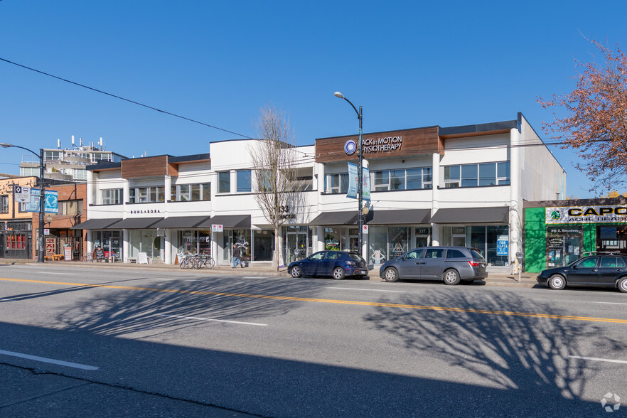 325-339 E Broadway, Vancouver, BC à louer - Photo de l’immeuble – Image 1 sur 4