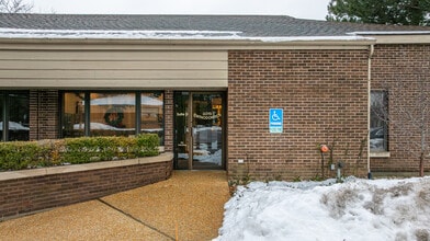 915 N Milwaukee Ave, Libertyville, IL à louer Photo de l’immeuble– Image 2 sur 12