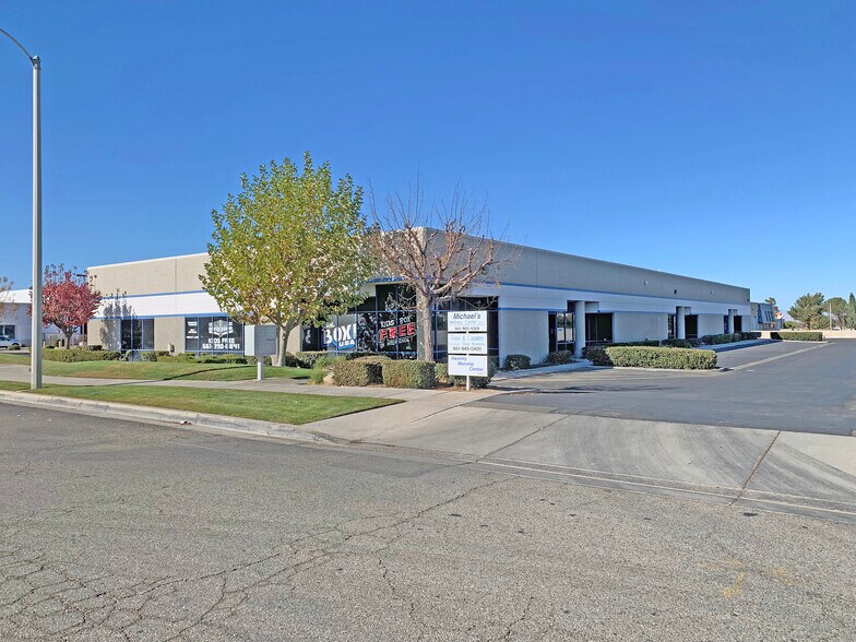 211 E Avenue K-6, Lancaster, CA à louer - Photo de l’immeuble – Image 1 sur 4
