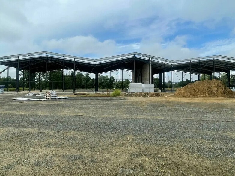 Local commercial dans Virsac à louer - Photo de l’immeuble – Image 3 sur 8