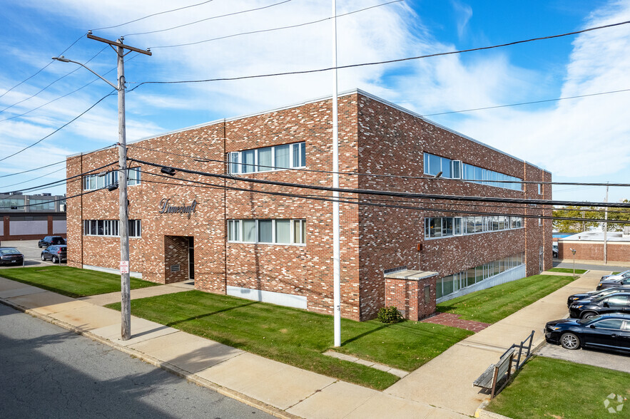 703 Allens Ave, Providence, RI à vendre - Photo principale – Image 1 sur 7