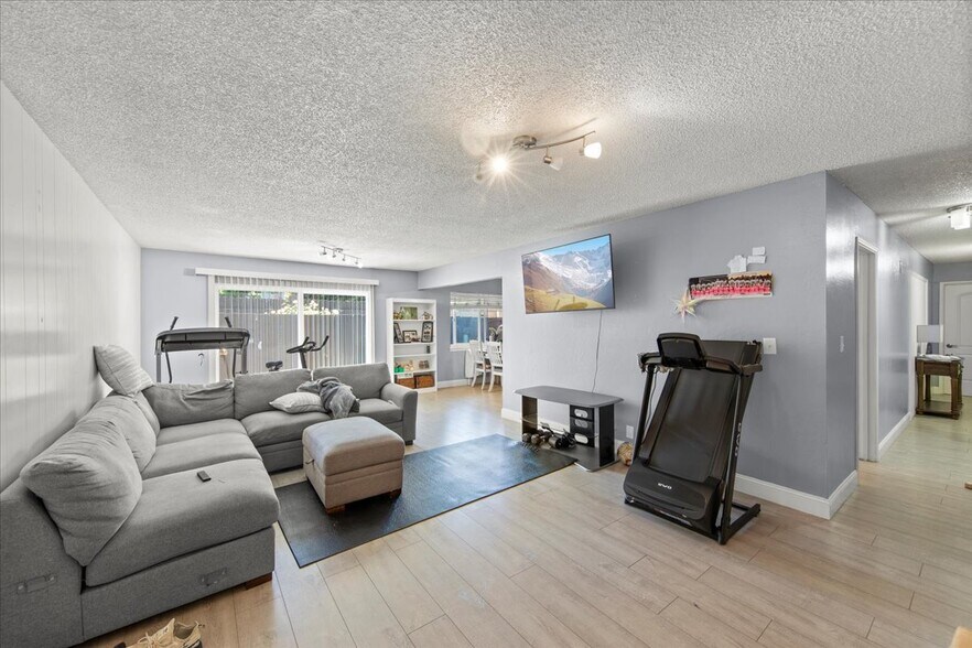 1442 Gordon St, Redwood City, CA à vendre - Photo de l’immeuble – Image 3 sur 8