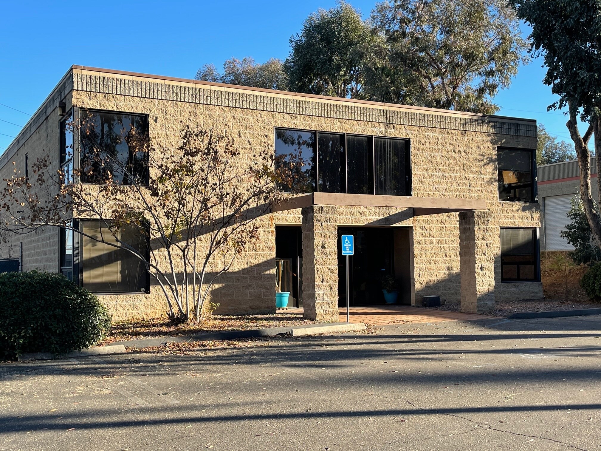 640 Alpine Way, Escondido, CA à louer Photo de l’immeuble– Image 1 sur 7