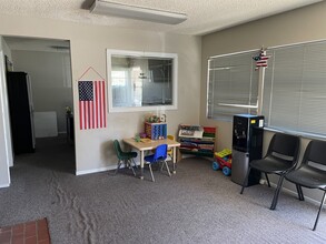 930 W Newgrove St, Lancaster, CA à louer Photo intérieure– Image 2 sur 3