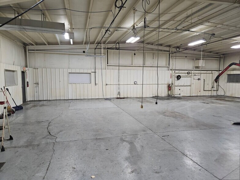 850 Industrial Pky, North Liberty, IN à vendre - Photo de l’immeuble – Image 3 sur 13