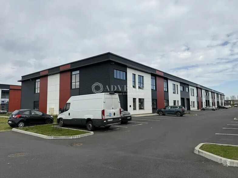 Local d'activités dans Lieusaint à vendre - Photo de l’immeuble – Image 3 sur 7