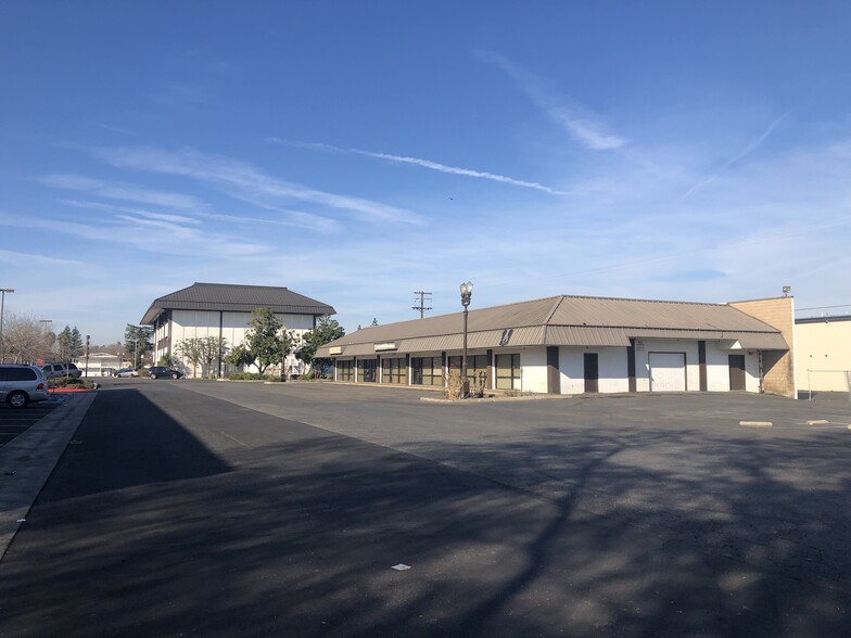 4270 N Blackstone Ave, Fresno, CA à louer - Photo de l’immeuble – Image 3 sur 11