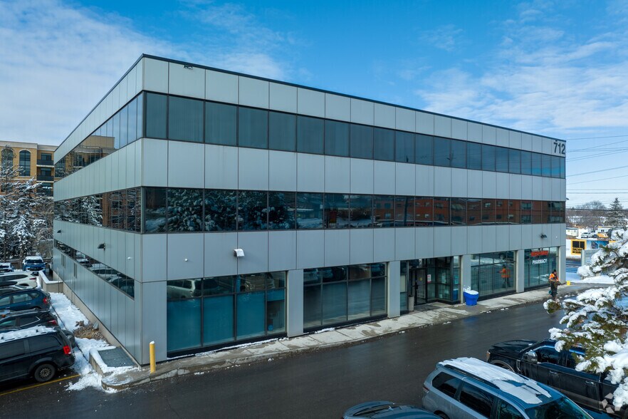 712 Davis Dr, Newmarket, ON à vendre - Photo de l’immeuble – Image 2 sur 5