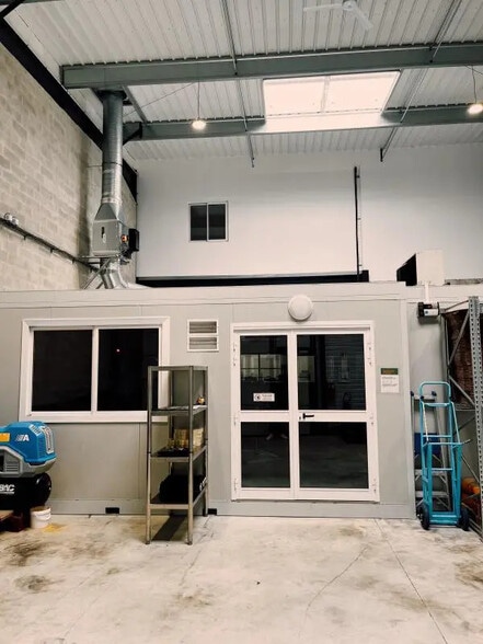 Local d'activités dans Chanteloup-les-Vignes à vendre - Photo de l’immeuble – Image 3 sur 9