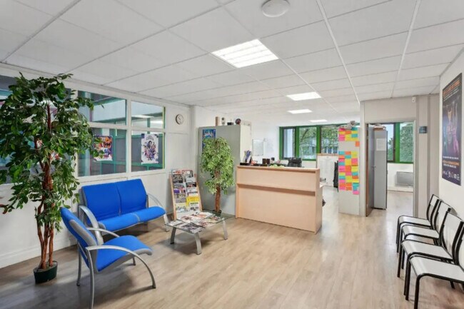 Plus de détails pour 1-3 Rue Colonel Chambonnet, Bron - Bureau à vendre