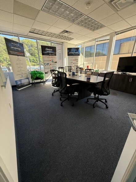 150 Woodbury Rd, Woodbury, NY à louer - Photo de l’immeuble – Image 3 sur 19