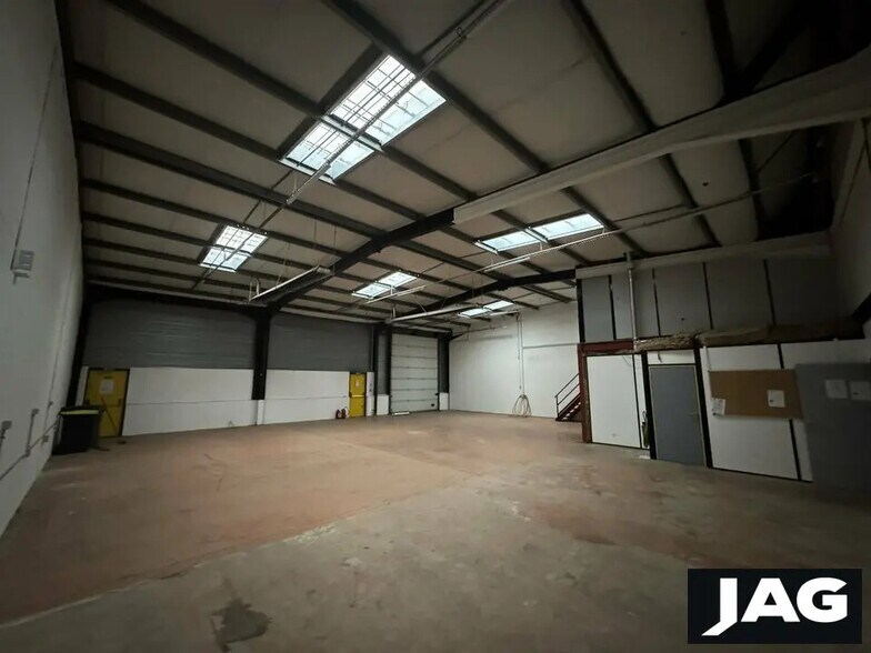 Local d’activités dans Vaulx-en-Velin à louer - Photo de l’immeuble – Image 1 sur 5