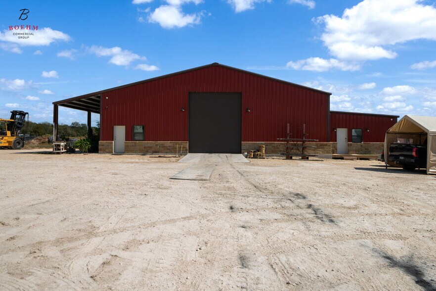 9106 Highway 16, Pipe Creek, TX à vendre - Photo de l’immeuble – Image 2 sur 33