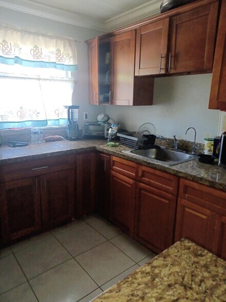 312 SW 2nd St, Pompano Beach, FL à vendre - Photo intérieure – Image 3 sur 4
