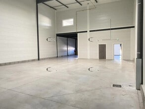 Local d’activités dans Saint-Priest à louer Photo intérieure– Image 2 sur 18