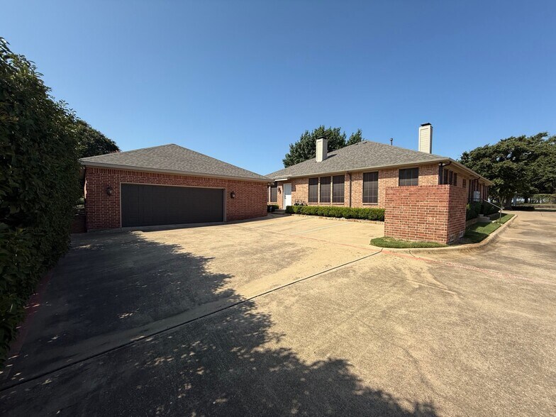 2124 Parkwood Dr, Bedford, TX à vendre - Photo de l’immeuble – Image 3 sur 7