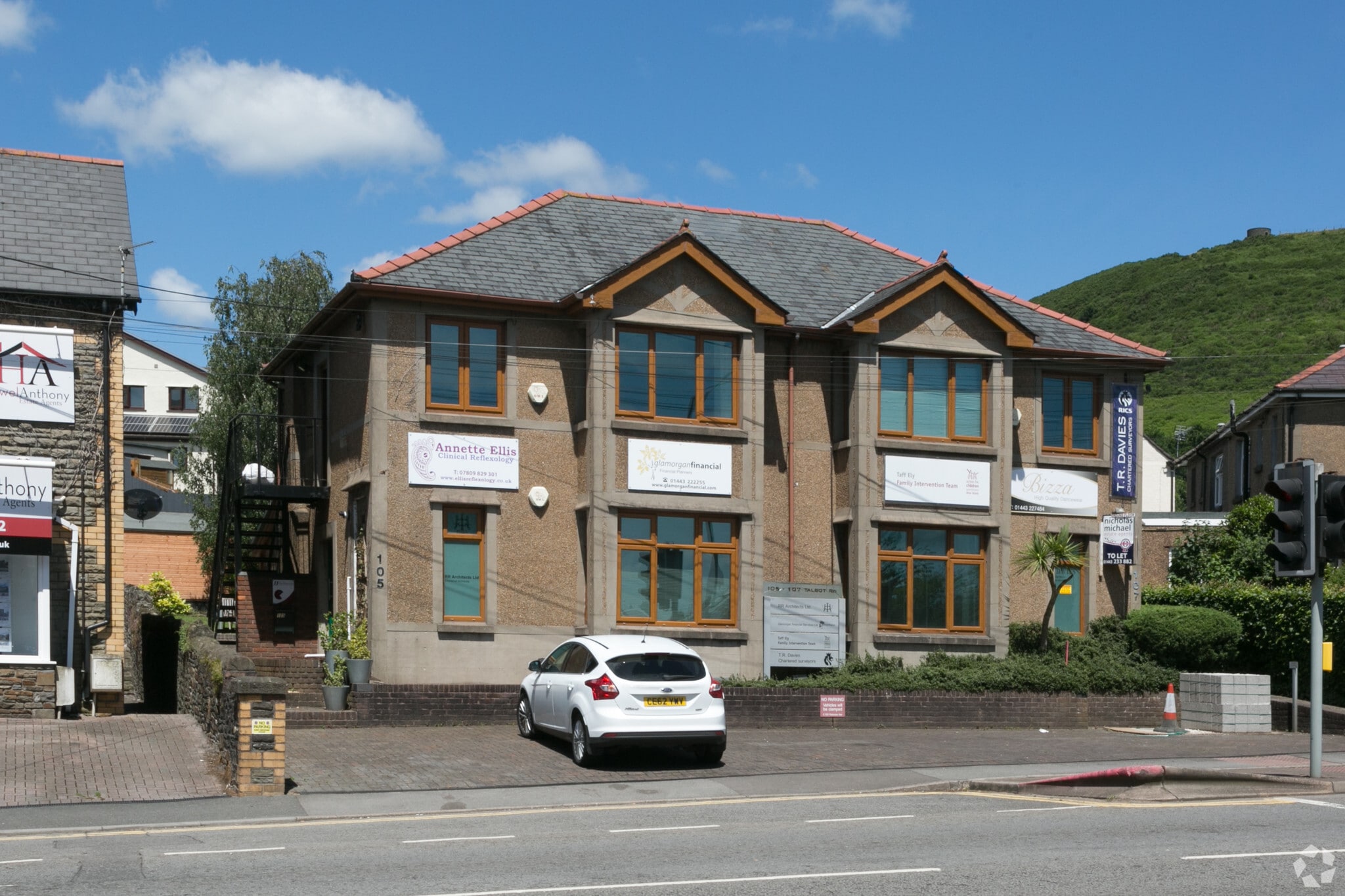 107 Talbot Rd, Pontyclun à louer Photo principale– Image 1 sur 3