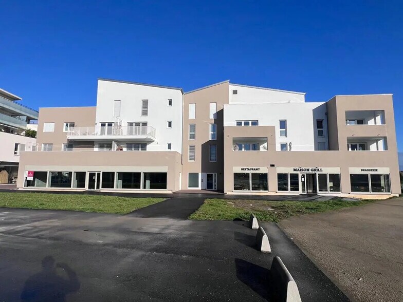 Local commercial dans Épron à louer - Photo de l’immeuble – Image 1 sur 3