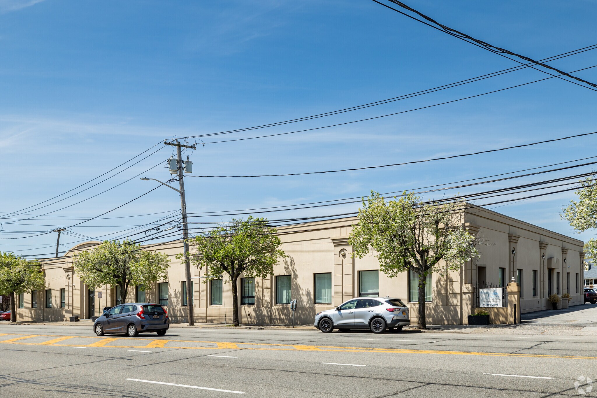 166 E Jericho Tpke, Mineola, NY à louer Photo de l’immeuble– Image 1 sur 8