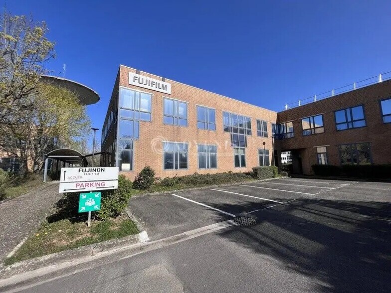 Local d’activités dans Montigny-le-Bretonneux à louer - Photo de l’immeuble – Image 3 sur 5