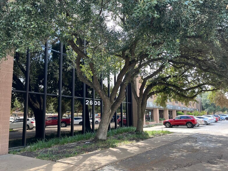 2600 N Gessner Rd, Houston, TX à louer - Photo de l’immeuble – Image 3 sur 6