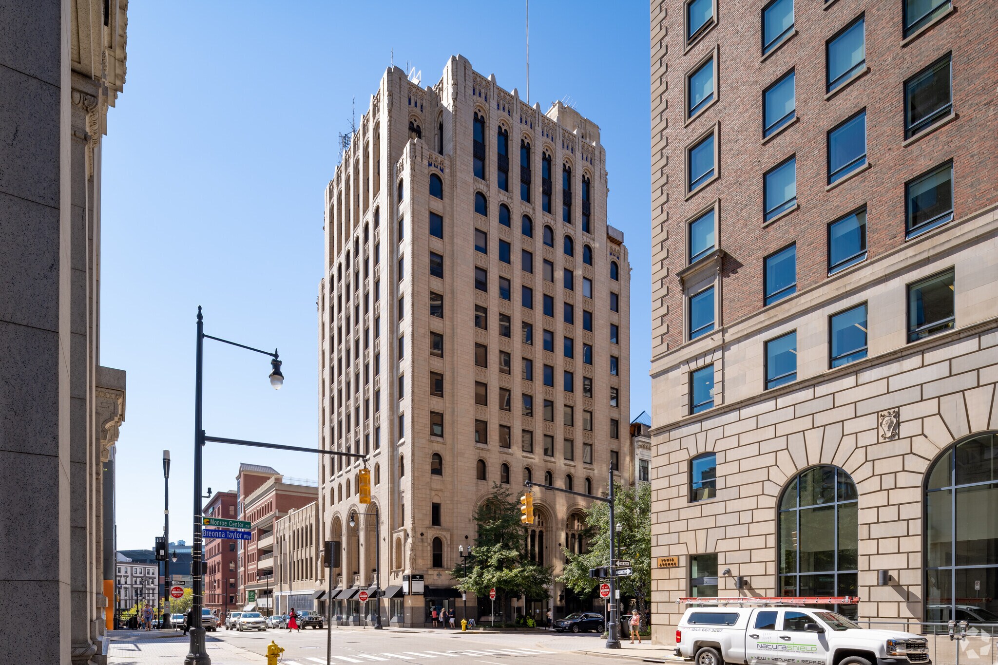 77 Monroe Center St NW, Grand Rapids, MI à louer Photo principale– Image 1 sur 9