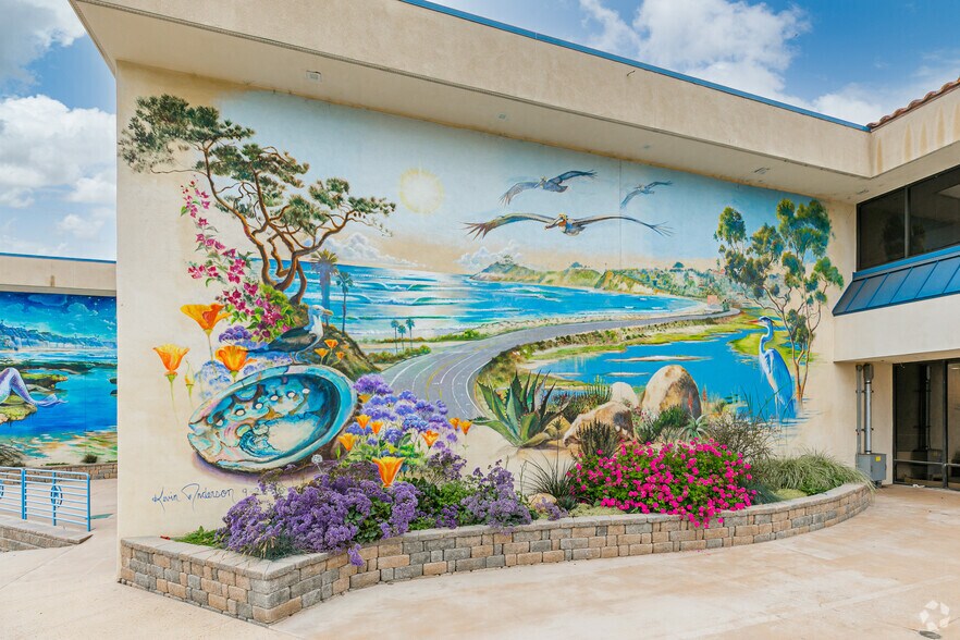 740 Lomas Santa Fe Dr, Solana Beach, CA à louer - Photo de l’immeuble – Image 3 sur 8