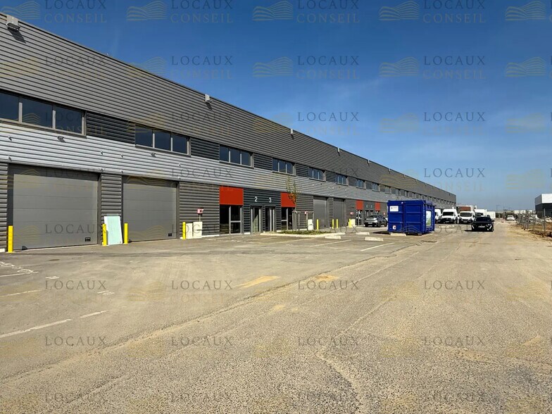 Local d’activités dans Le Thillay à louer - Photo de l’immeuble – Image 2 sur 6