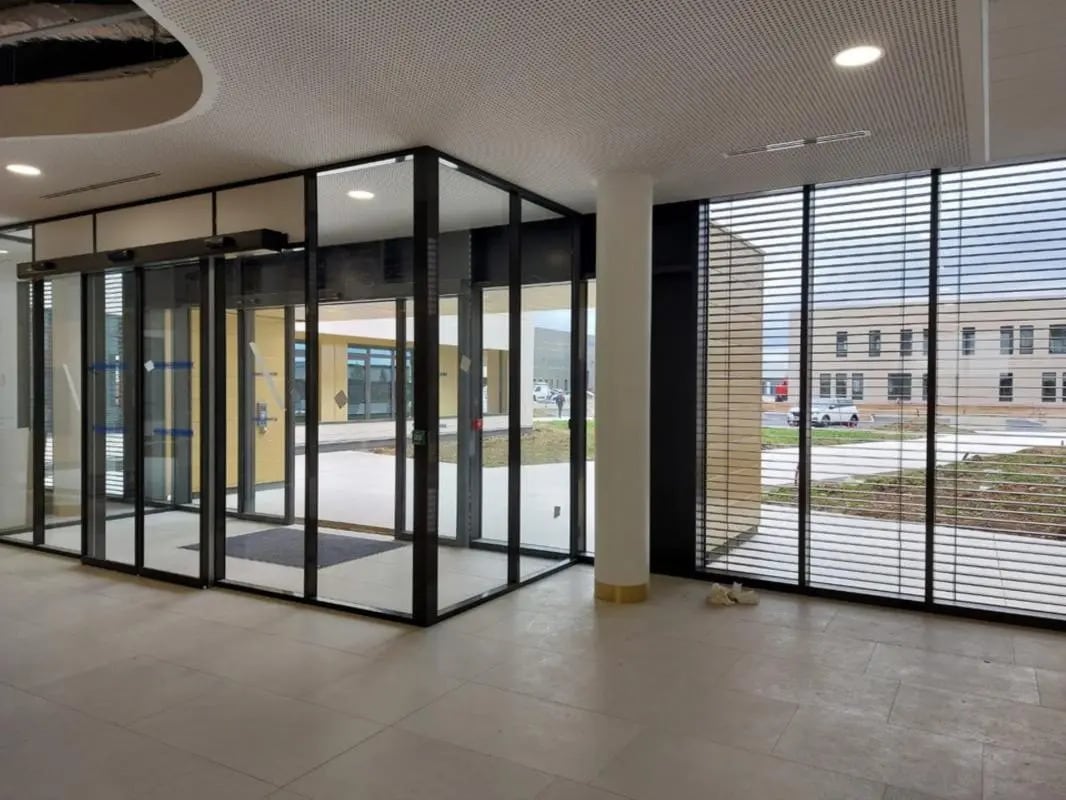 2-4 Rue Joseph Nicephore Niepce, Genas à louer Photo de l’immeuble– Image 1 sur 8