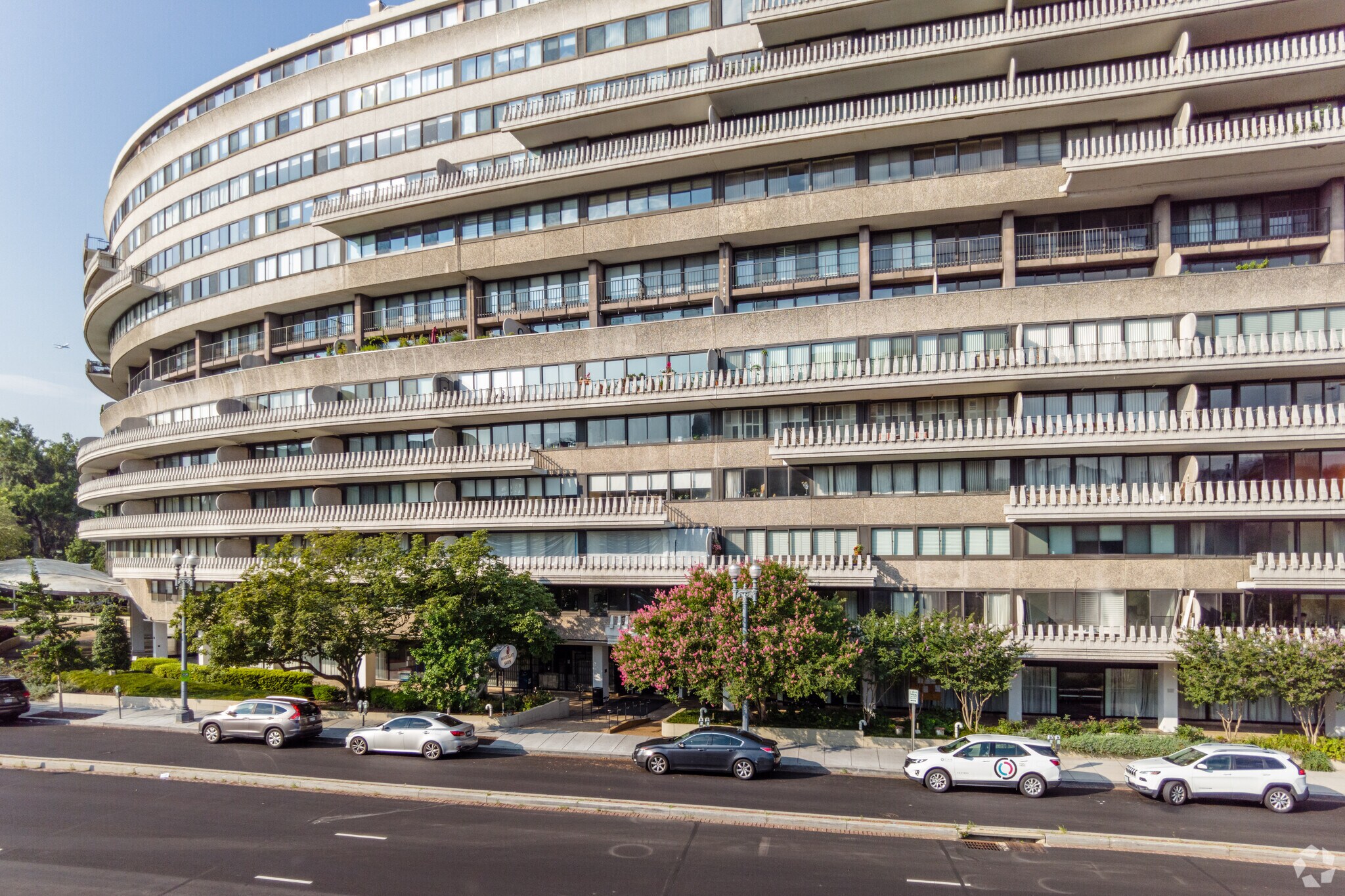 2550-2560 Virginia Ave NW, Washington, DC à louer Photo principale– Image 1 sur 7