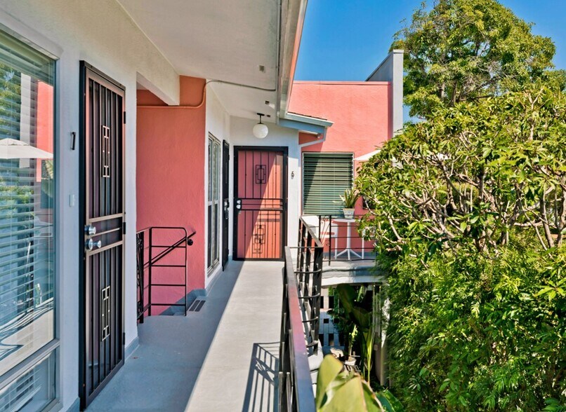 1035 N Sierra Bonita Ave, West Hollywood, CA à vendre - Photo de l’immeuble – Image 3 sur 11