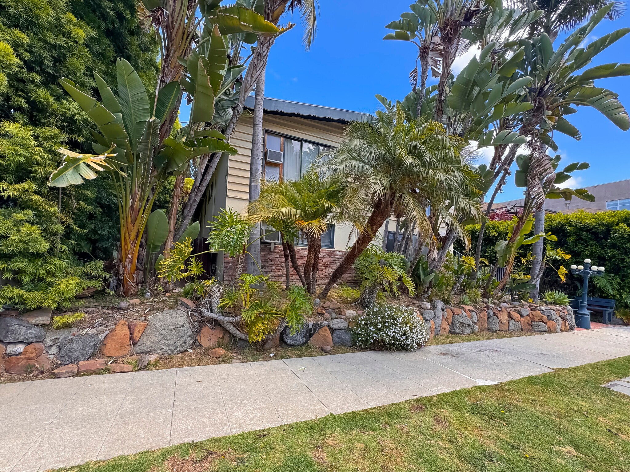 11747 Bellagio Rd, Los Angeles, CA à vendre Photo de l’immeuble– Image 1 sur 22