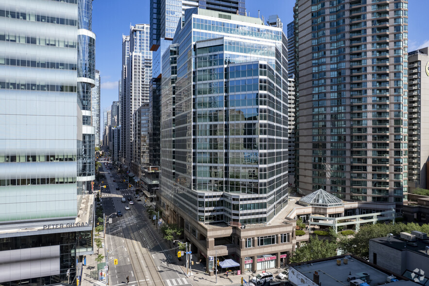 655 Bay St, Toronto, ON à louer - Photo de l’immeuble – Image 2 sur 5