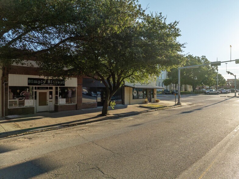 104 W Elm St, Hillsboro, TX à louer - Photo de l’immeuble – Image 3 sur 26