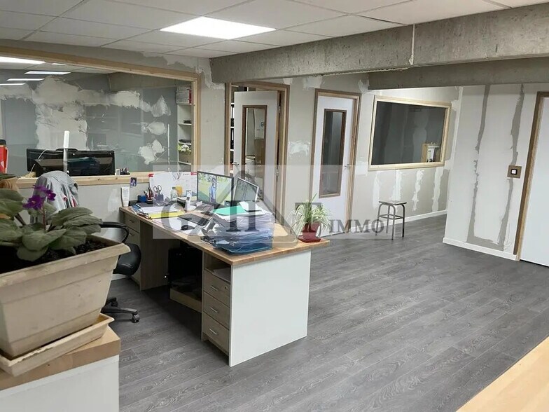 Bureau dans Boissy-Saint-Léger à louer - Photo de l’immeuble – Image 2 sur 2