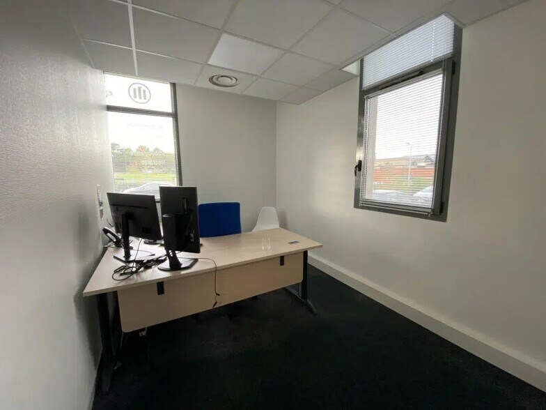 Bureau dans Saint-Grégoire à louer - Photo de l’immeuble – Image 3 sur 6