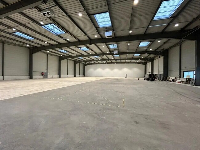 Plus de détails pour Bureau, Industriel/Logistique à louer