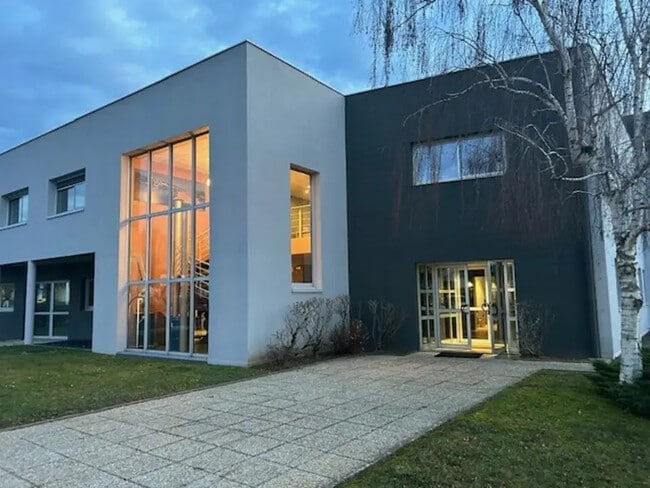 Plus de détails pour 39 Rue Du Mûrier, Saint-Cyr-sur-Loire - Bureau à louer