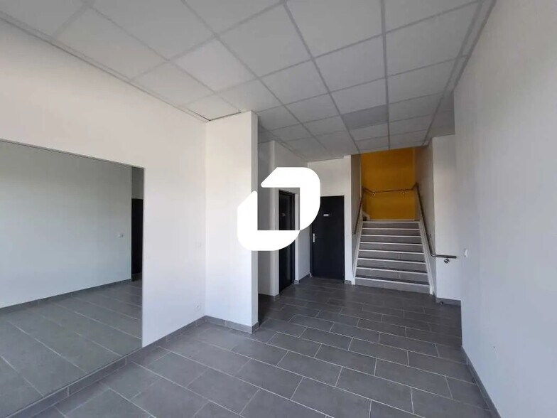 Local d’activités dans Lisses à louer - Photo intérieure – Image 2 sur 8