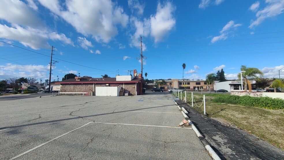 150 W Whittier Blvd, La Habra, CA à vendre - Photo de l’immeuble – Image 3 sur 19