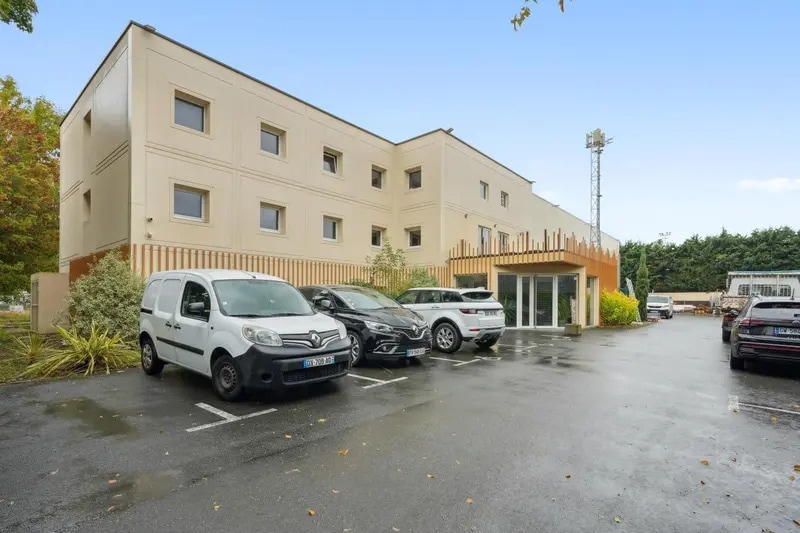 Local d'activités dans Grigny à vendre - Photo de l’immeuble – Image 1 sur 14