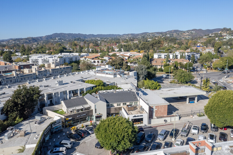 11723-11733 Barrington Ct, Los Angeles, CA à louer - Photo de l’immeuble – Image 3 sur 4