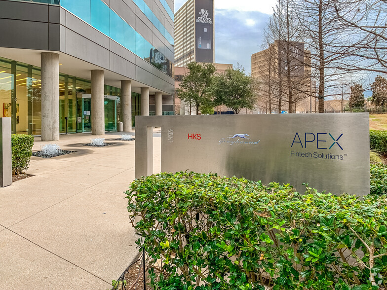 350 N Saint Paul St, Dallas, TX à louer - Photo de l’immeuble – Image 3 sur 5