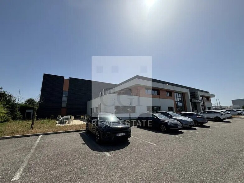1609 Avenue Henri Schneider, Jonage à vendre - Photo de l’immeuble – Image 3 sur 12